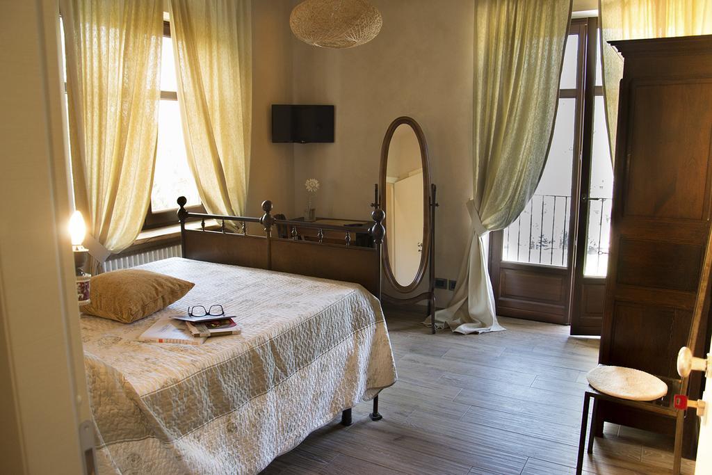 Villa Laura Castellinaldo Kamer foto